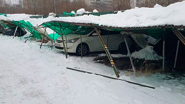 На севере Москвы обрушилась крыша парковки, машины оказались под завалами
