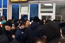 Сургутские подростки устроили давку из-за бесплатных роллов