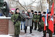 У памятника "Пушка" провели торжественный митинг ко Дню Защитника Отечества