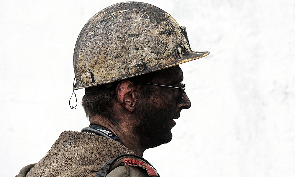 Почти 50 человек пропали после пожара на шахте в Кузбассе