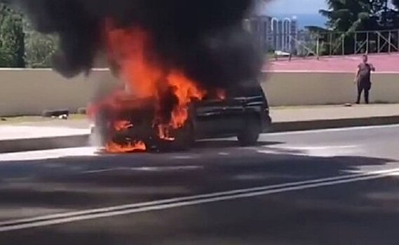 В Сочи на улице Транспортной сгорел автомобиль Subaru. Видео
