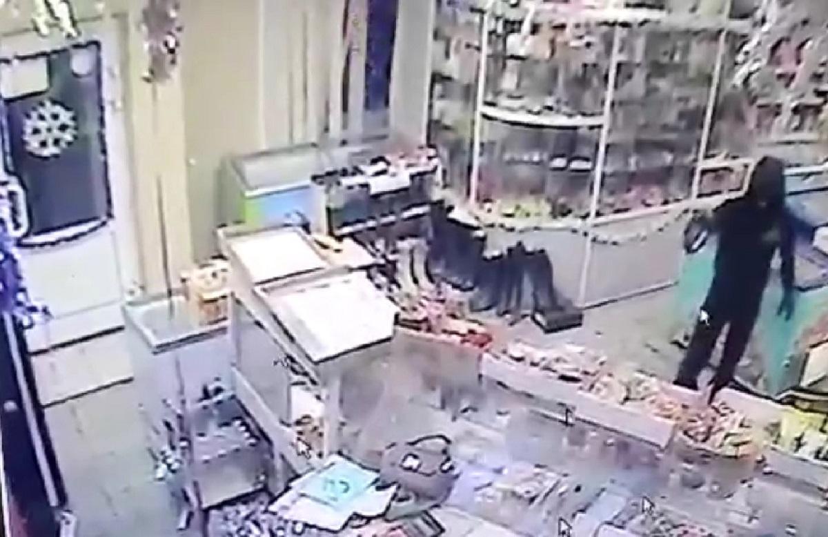 Кемеровчанин с пневматическим пистолетом ограбил магазин в Новосибирской области