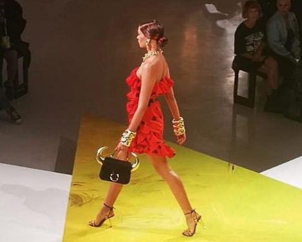 Алое платье и сумка с рогами: Алеся Кафельникова продолжила триумфальное возвращение на подиум в показе Moschino