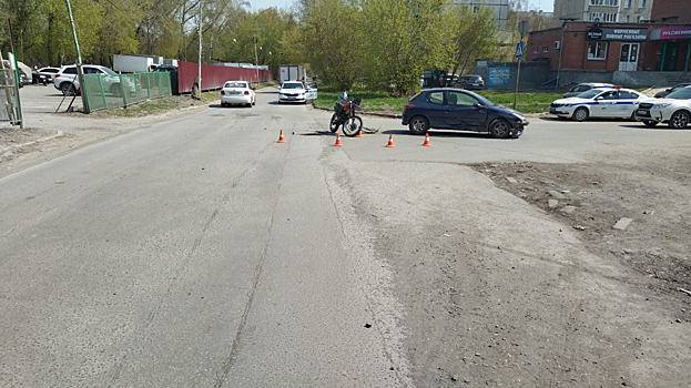 В Новосибирске иномарка протаранила двух подростков на мотоцикле: пострадавшие госпитализированы