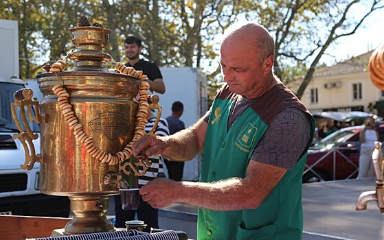 Власти Геленджика решили удивить дегустацией чая на ярмарке выходного дня