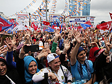 В Стамбуле прошли многотысячные митинги за день до выборов в Турции