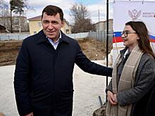 Евгений Куйвашев проконтролировал строительство дома ля врачей и учителей в Красноуфимске