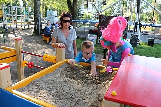 В калининградском парке “Юность” для детей-инвалидов оборудовали игровую площадку