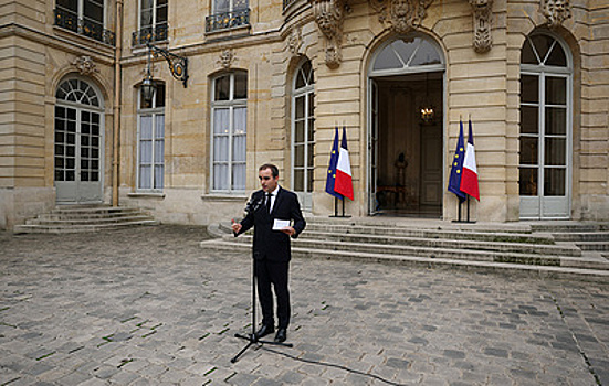 Агония и хаос в Париже: чем грозит новая отставка премьера для Макрона и страны