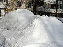 На видео сняли медика, ползущего по сугробам в росийском регионе