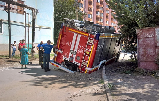В Таганроге пожарная машина провалилась под землю
