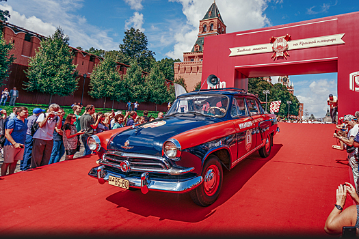 Посмотрите на главный в году выезд советских машин