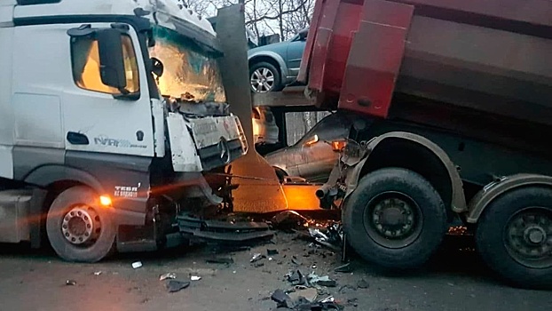 В Башкирии столкнулись сразу четыре грузовика: кадры с места