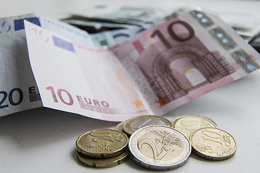 Официальный курс евро упал ниже 62 рублей