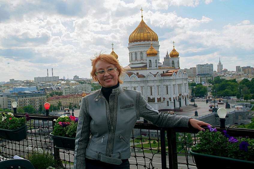 Актриса Лариса Удовиченко летом 2006 года у храма Христа Спасителя в Москве