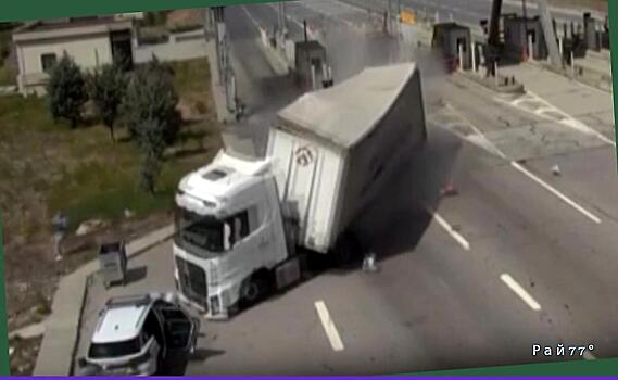 Грузовик, проезжая пункт взимания платы, врезался в полицейский автомобиль