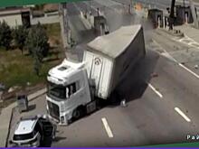 Грузовик, проезжая пункт взимания платы, врезался в полицейский автомобиль