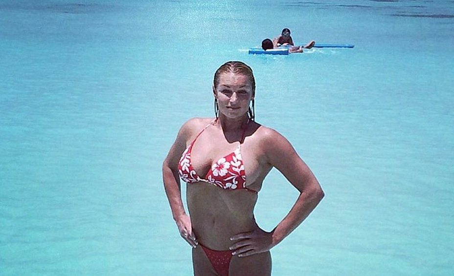 Волочкова прославилась своими пляжными фото не меньше, чем благодаря карьере балерины. Жаль, что большинство из них показывают женщину в не самом эстетичном виде.