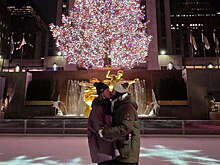 Актер Киану Ривз поцеловал возлюбленную Александру Грант на катке в Нью-Йорке