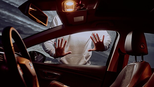 В Южно-Сахалинске мужчина угнал машину, переставив аккумулятор