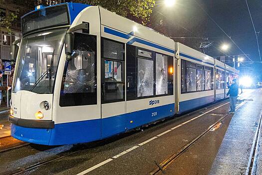 В Амстердаме десятки участников беспорядков подожгли трамвай