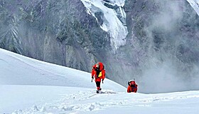 Названа главная угроза для застрявших в «зоне смерти» на Эвересте