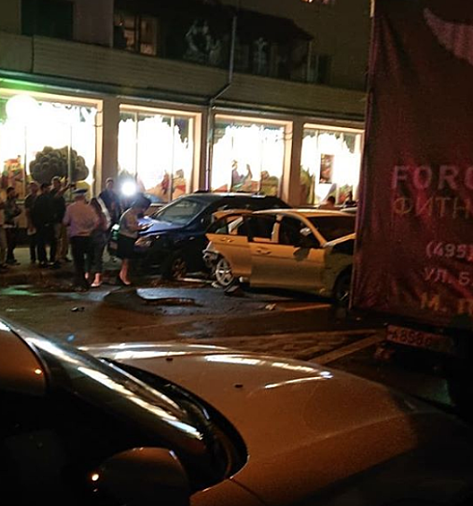 По словам очевидцев, по счастливой случайности обошлось без жертв и серьёзно пострадавших