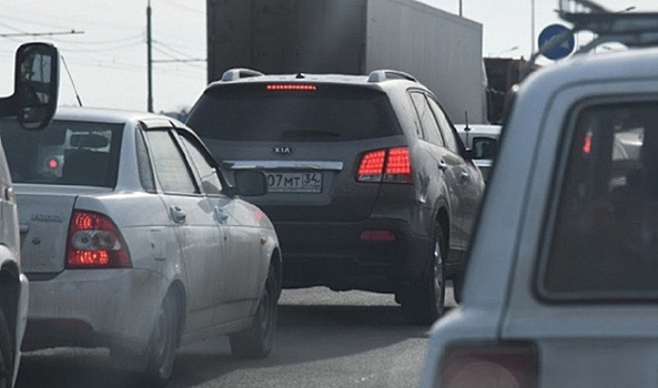 Юг Волгограда встал в утренней пробке 17 декабря