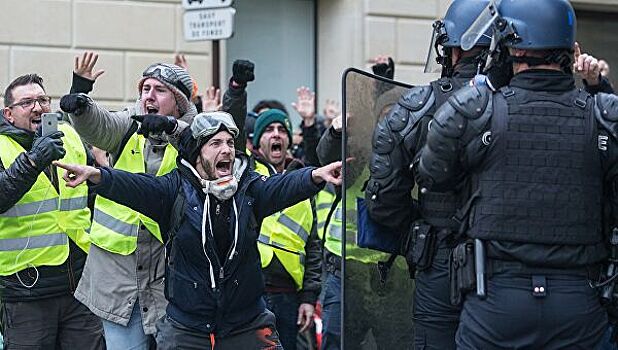 Полиция жестко разгоняет протесты в Париже