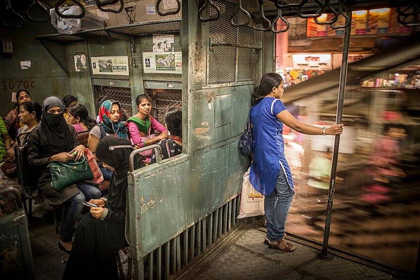 Женский отсек пригородного поезда в Мумбаи. Финалист в номинации «Путешествия»