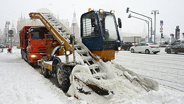 В Москве продолжают убирать улицы от снега