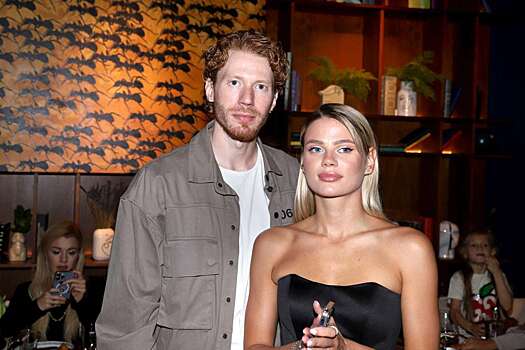 Экс-жена Никиты Преснякова продемонстрировала фигуру в кружевных мини-шортах