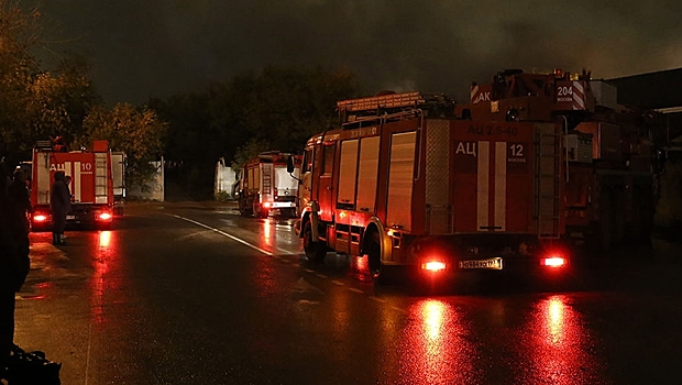 Пожарные потушили горящий ангар с углем в Петербурге