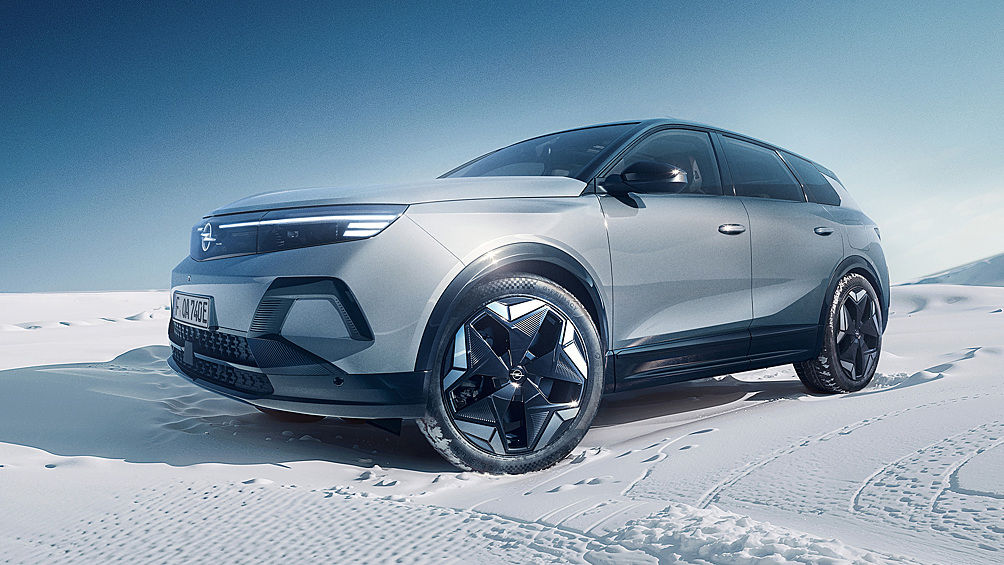 Opel Grandland получил модификацию Electric AWD, что подразумевает 325-сильную двухмоторную электрическую силовую установку и полный привод. А ещё — доработанный ради улучшения аэродинамики кузов.
