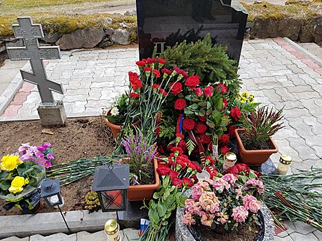 Российские дипломаты возложили цветы к могиле Дмитрия Ганина