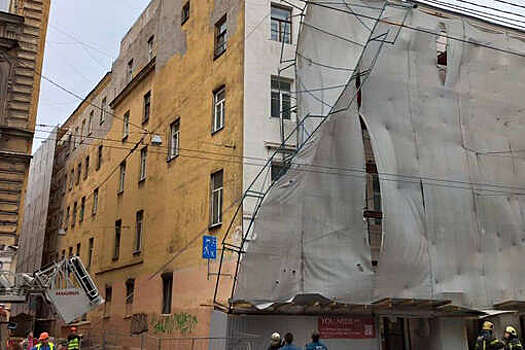 Прокуратура Петербурга проведет проверку из-за обрушения строительных лесов