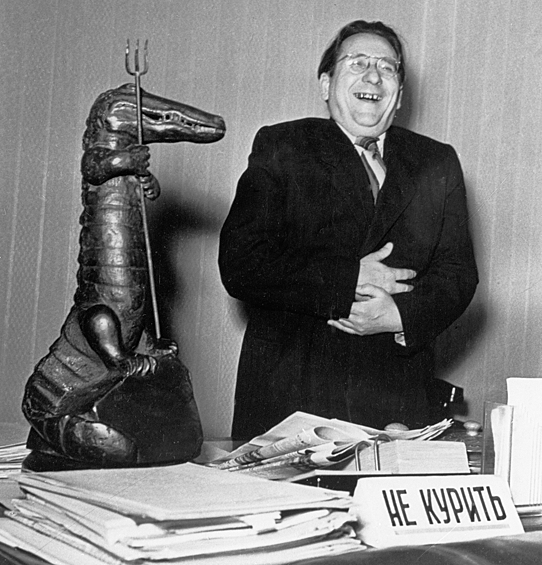 Писатель Сергей Швецов в редакции сатирического журнала "Крокодил", 1957.