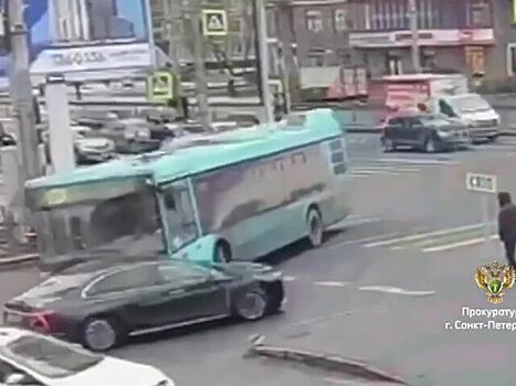 Появились кадры аварии с автобусом в Петербурге