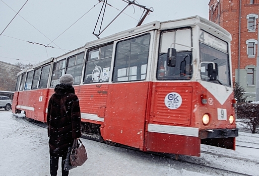 «Водитель не видел, как люди толкали вагон»: в мэрии Омска прокомментировали инцидент с трамваем