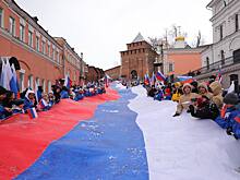 Более 600 нижегородцев приняли участие в разворачивании 100-метрового флага в День народного единства