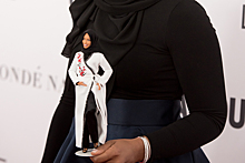 Женщина показала популярную на Ближнем Востоке куклу
