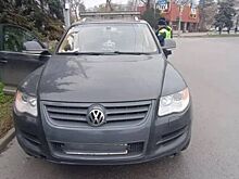 Ростовчанин, припарковавший кроссовер на тротуаре, получил сразу несколько штрафов