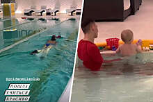 Телеведущая Светлана Бондарчук опубликовала фото с сыном на занятиях в бассейне