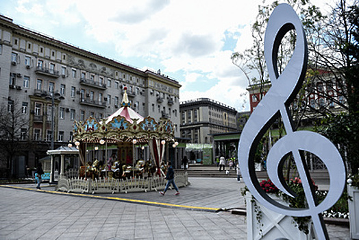 Участники "Голос. Дети" споют на Тверской площади в Москве в День Победы