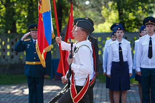 Студентам Губкинского университета вручили памятные знаки