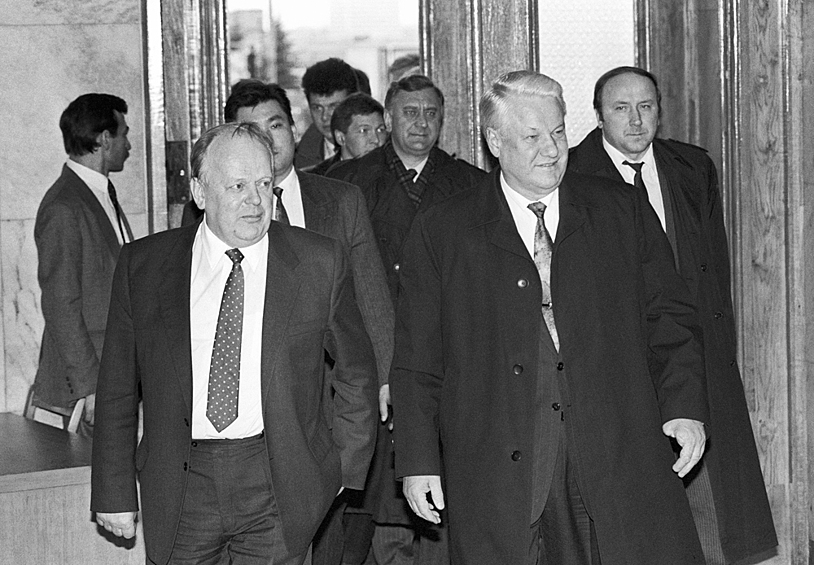 Президент РФ Борис Ельцин и председатель Верховного Совета Республики Беларусь Станислав Шушкевич  направляются в штаб-квартиру СНГ, 1991 год
