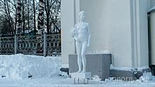 В Вологде установили статуи в арки Кремлёвского сада