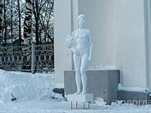 В Вологде установили статуи в арки Кремлёвского сада