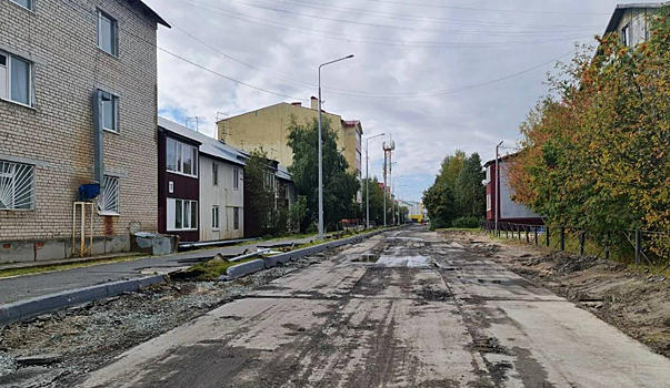 Строители ремонтируют проезд в микрорайоне Советском в Тарко-Сале