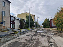 Строители ремонтируют проезд в микрорайоне Советском в Тарко-Сале